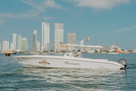 Cartagena for trevalers Rental Boat Merengue 41ft 6