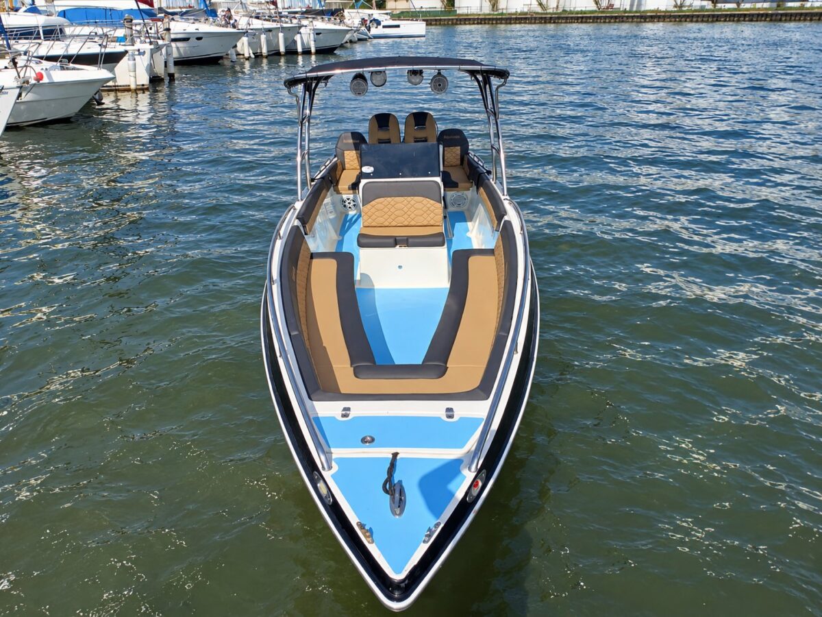 Bow view of the 28 ft Nederucho private boat on the water, showing the cushioned bow lounge and T-top, Cartagena