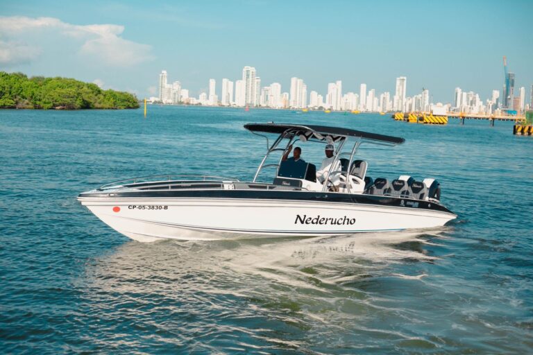 28 ft private boat Nederucho cruising in Cartagena Bay with the Bocagrande skyline