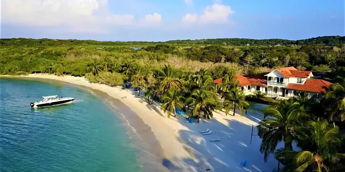 Seafront hotel and beach at Aguazul Beach Resort, Barú