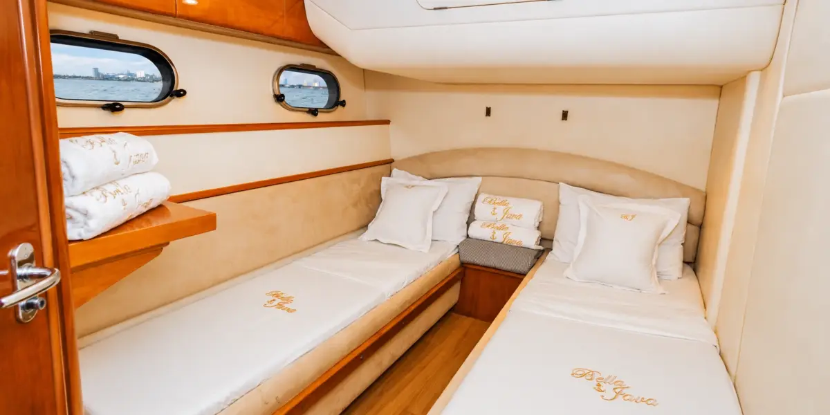 Guest cabin with two single beds on the Bellajava yacht