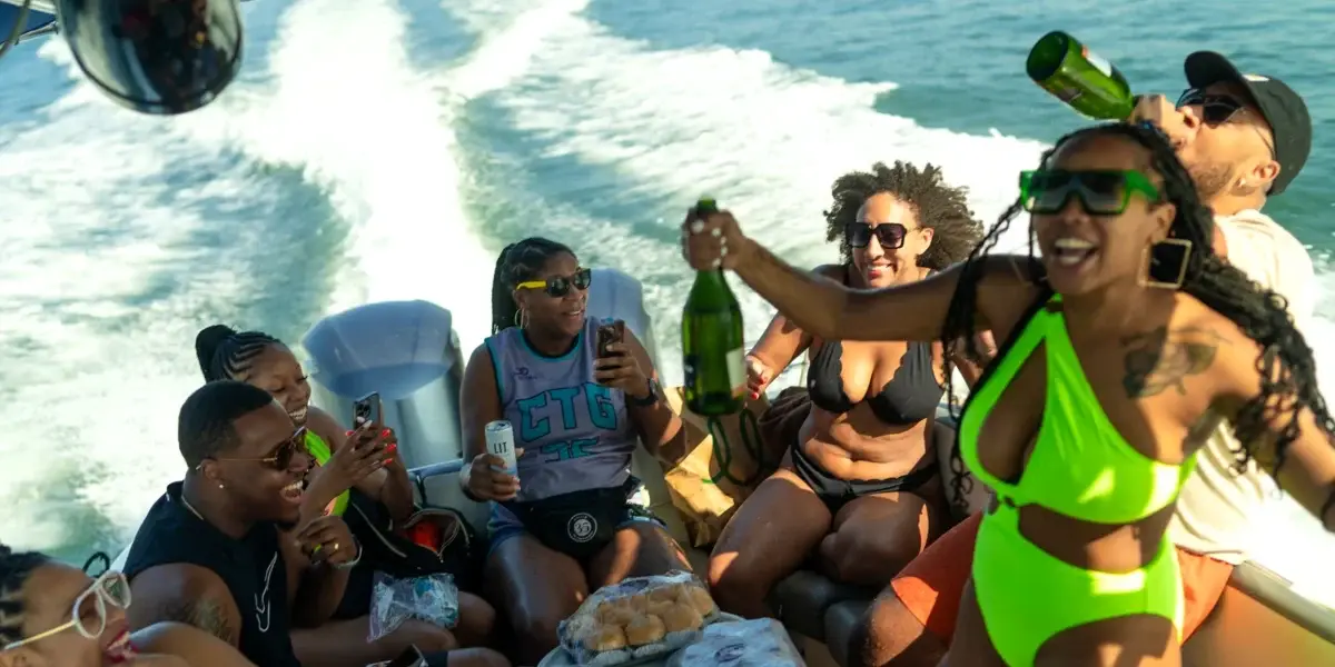 Friends sailing to the Rosario Islands