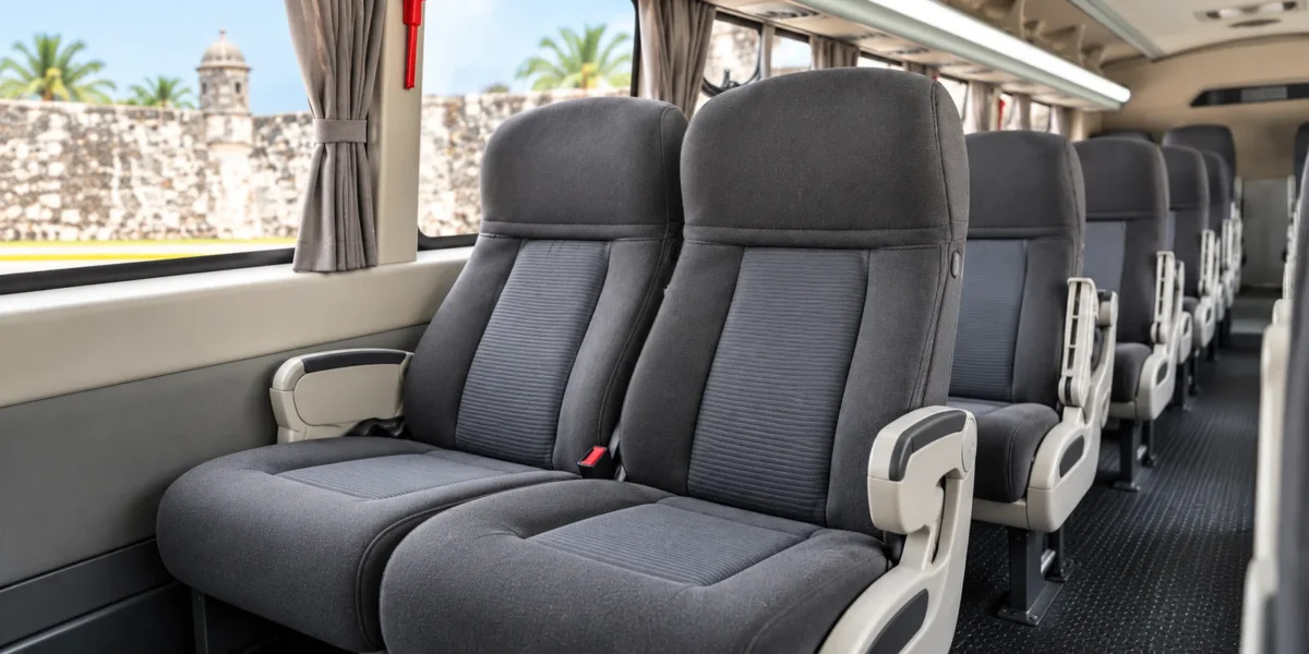 Poltronas acolchoadas reclináveis dentro do ônibus Coaster para 24 pessoas em Cartagena