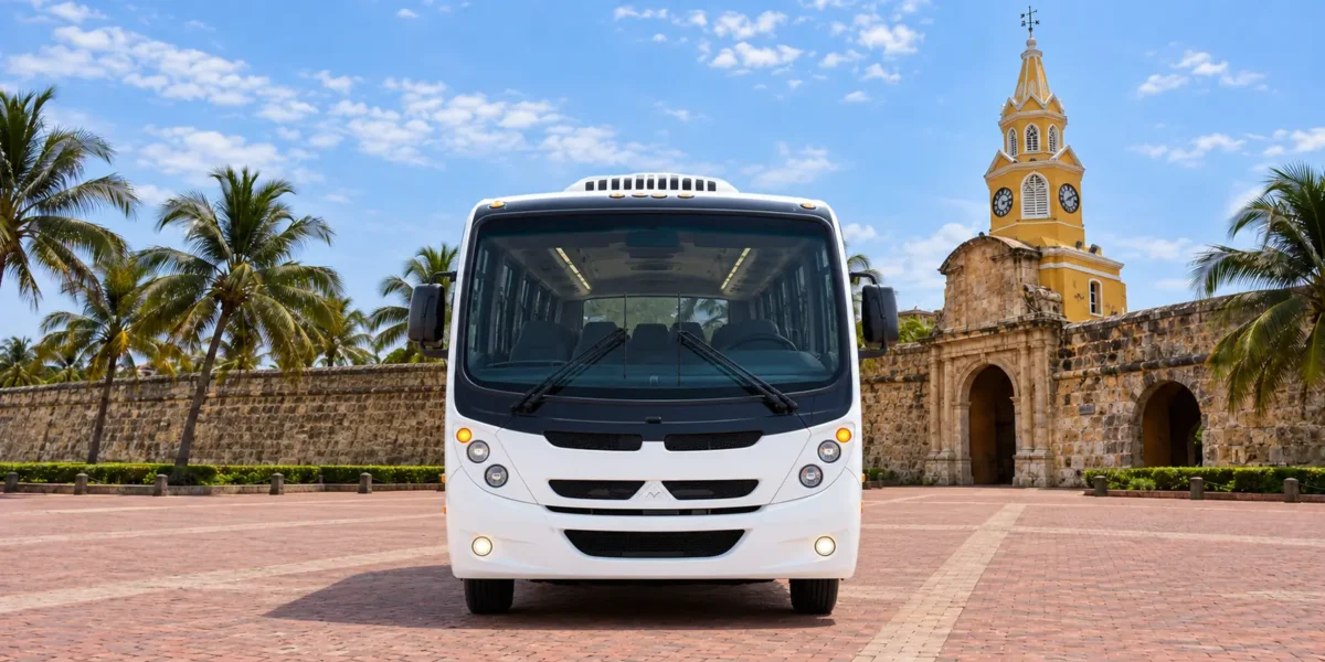 Vista frontal do ônibus Coaster para 24 pessoas em frente à Torre do Relógio, Cartagena
