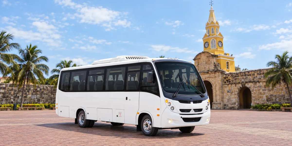 Exterior do ônibus Coaster para traslados de grupos em Cartagena