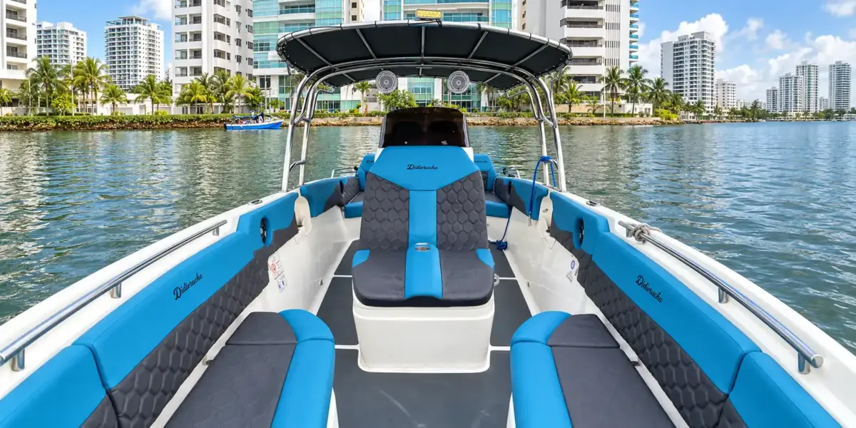 Bow seating with blue cushions on Didierucho