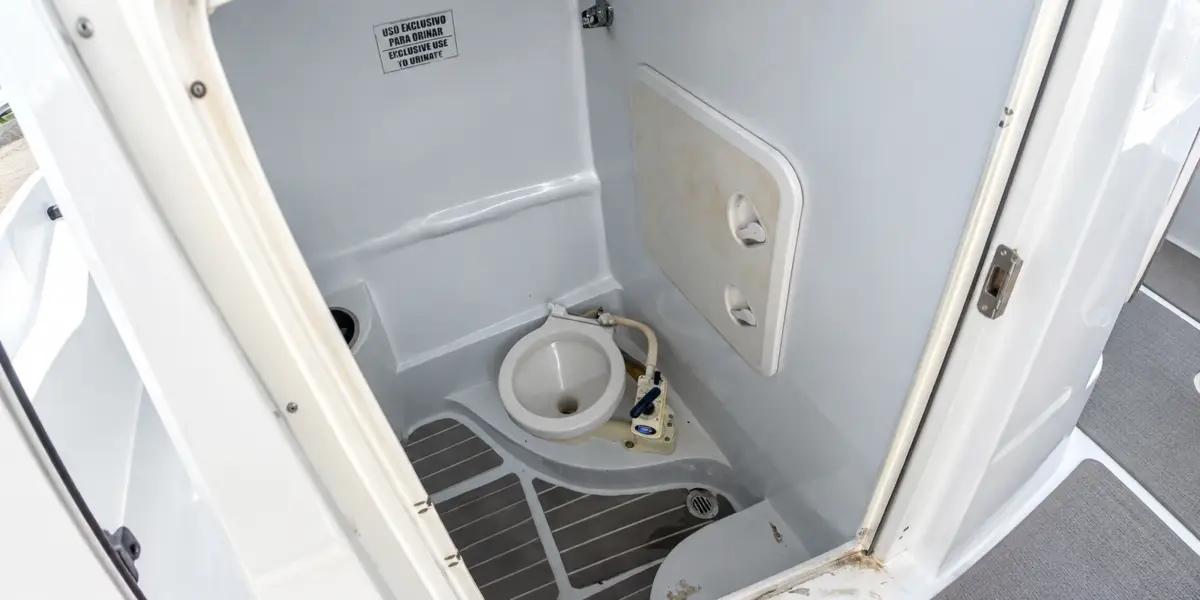 Bathroom inside the console of Didierucho
