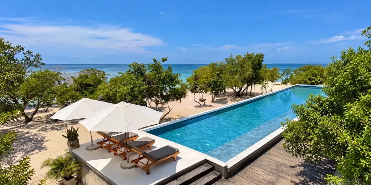Infinity pool facing the sea at Sabai Beach Club, Barú