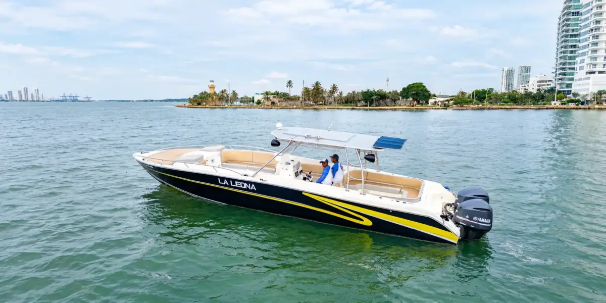 La Leona boat near the lighthouse in Cartagena Bay