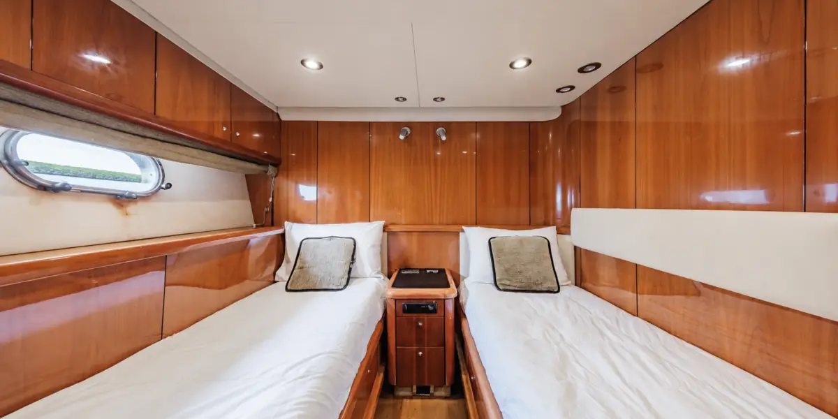 Guest cabin with two single beds on the Martlet yacht