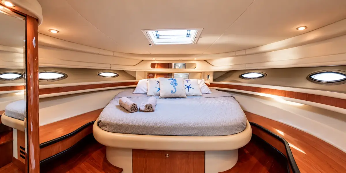 Cabine principal com cama de casal no iate Palladium
