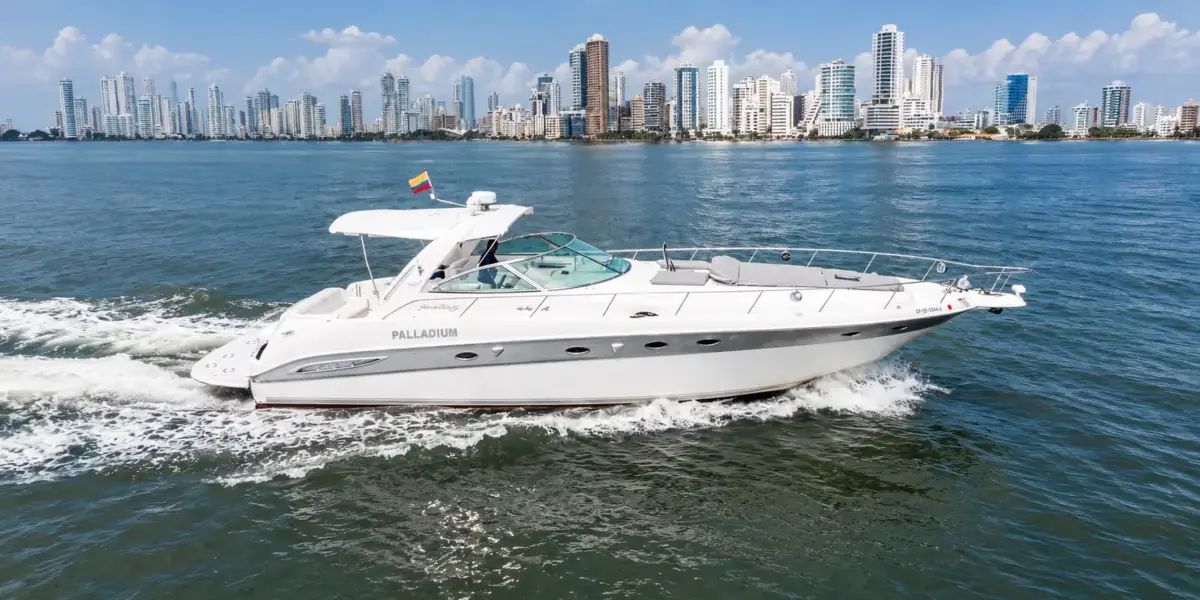 Iate Sea Ray Palladium com bandeira colombiana na baía de Cartagena