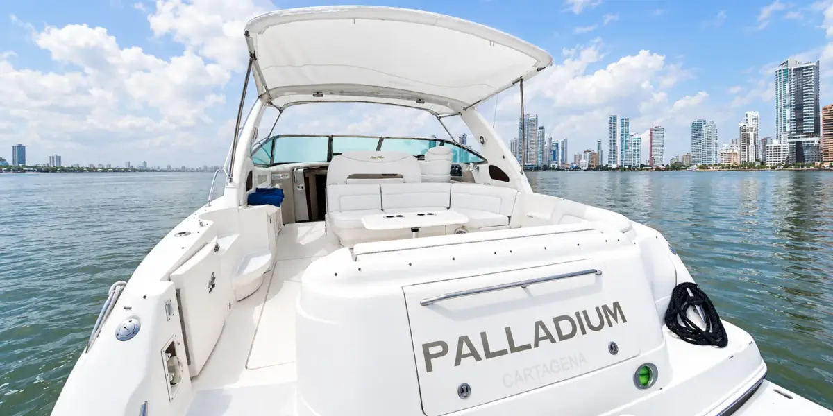 Popa e plataforma de banho do iate Palladium