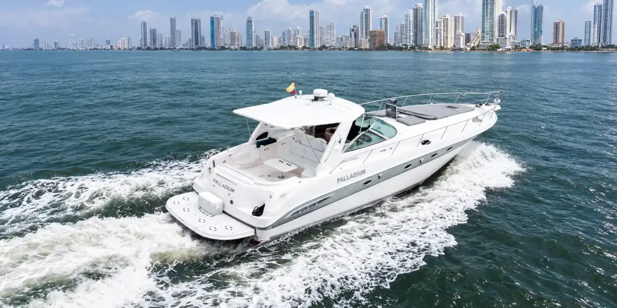 Iate Palladium para alugar em Cartagena navegando com a cidade ao fundo