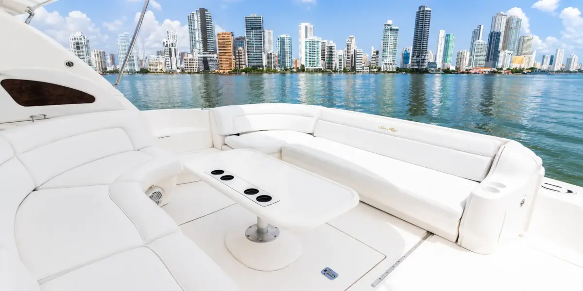 Sala externa com mesa no deck do iate Palladium