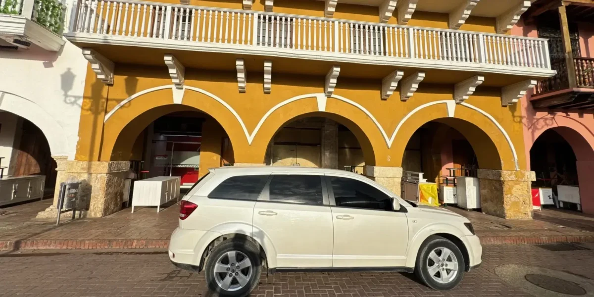 Side view of the white SUV under colonial arcades in Cartagena