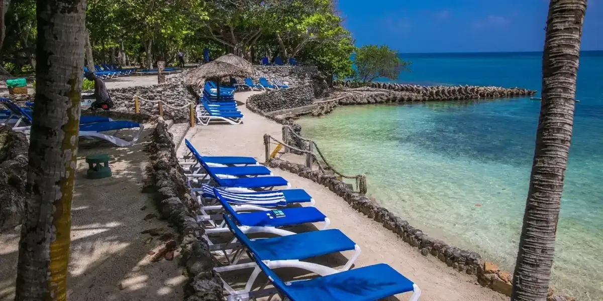 Sun loungers facing the sea at San Pedro de Majagua