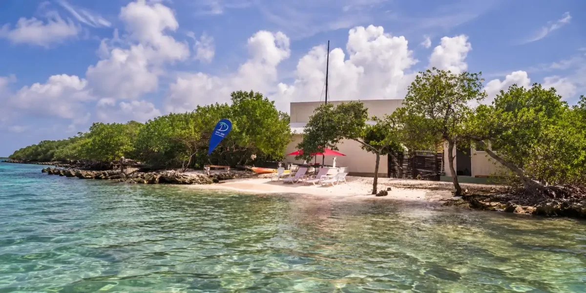 Small beach and turquoise water at Isla Gigi