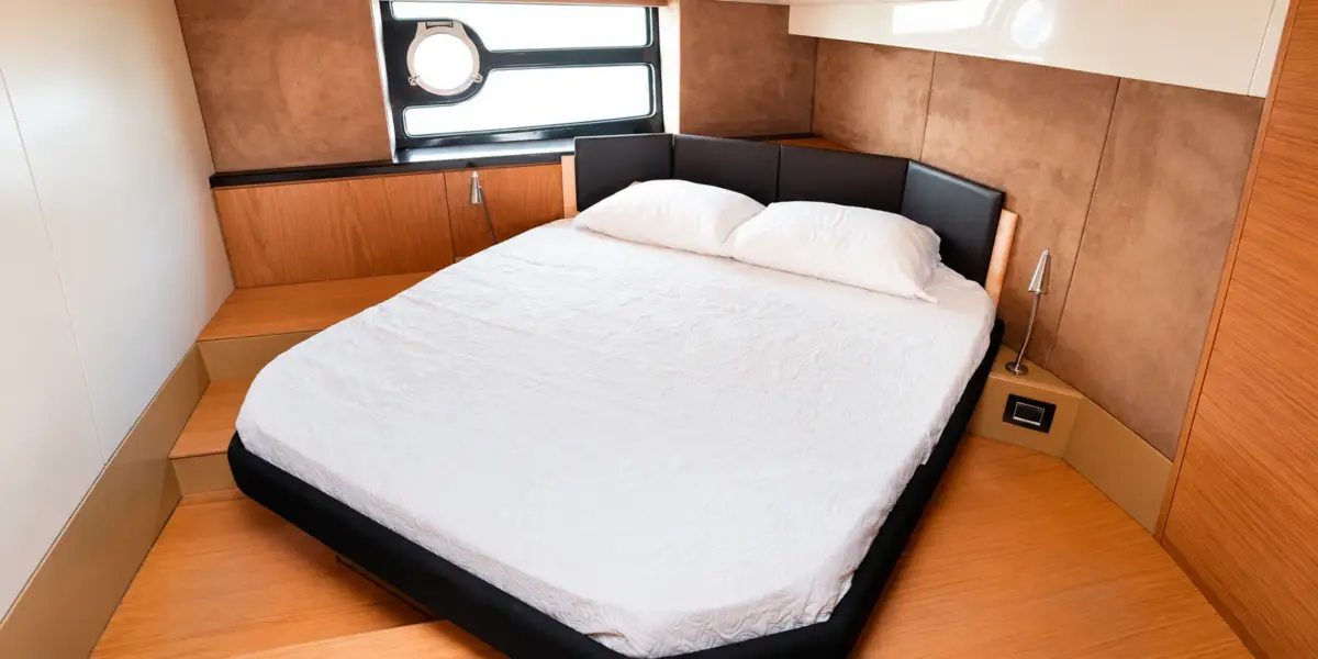 Guest cabin with double bed on the Zetta yacht